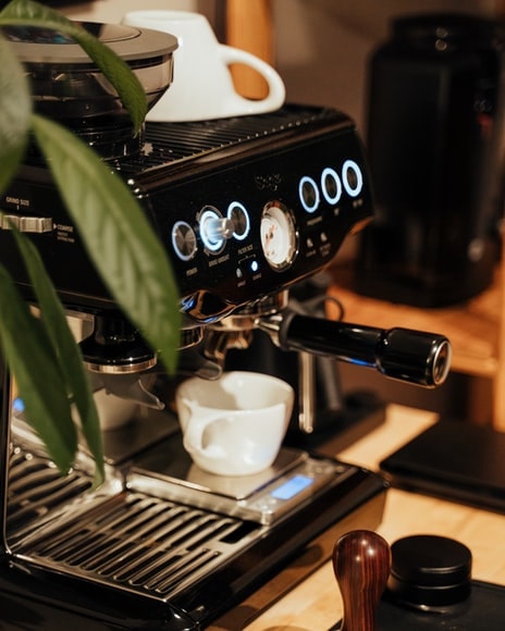 Making coffee in an espresso machine